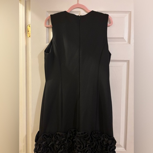 Elegant Black Sleeveless Dress - Picture 4 of 8